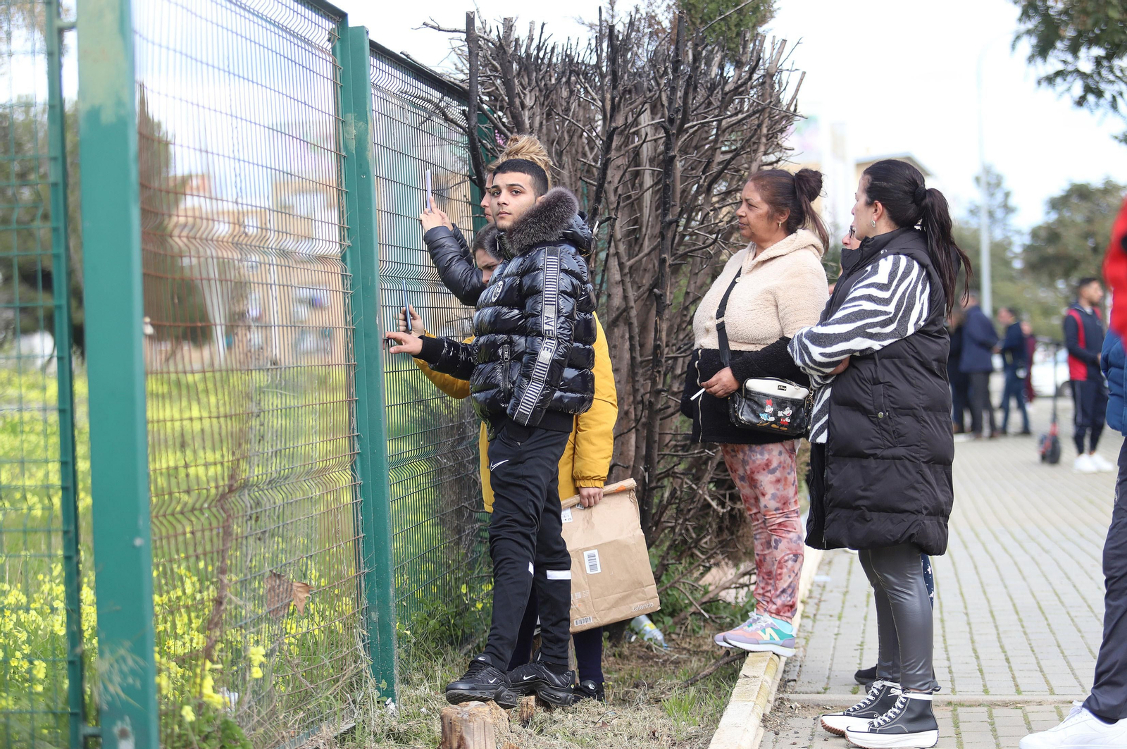 Imágenes del atrincherado que amenazaba con hacer estallar una bombona en el Torrejón, Huelva