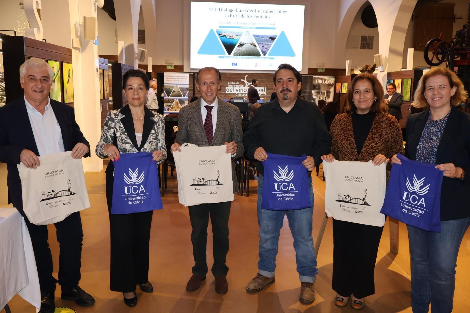 José María Román presenta la asamblea fenicia.