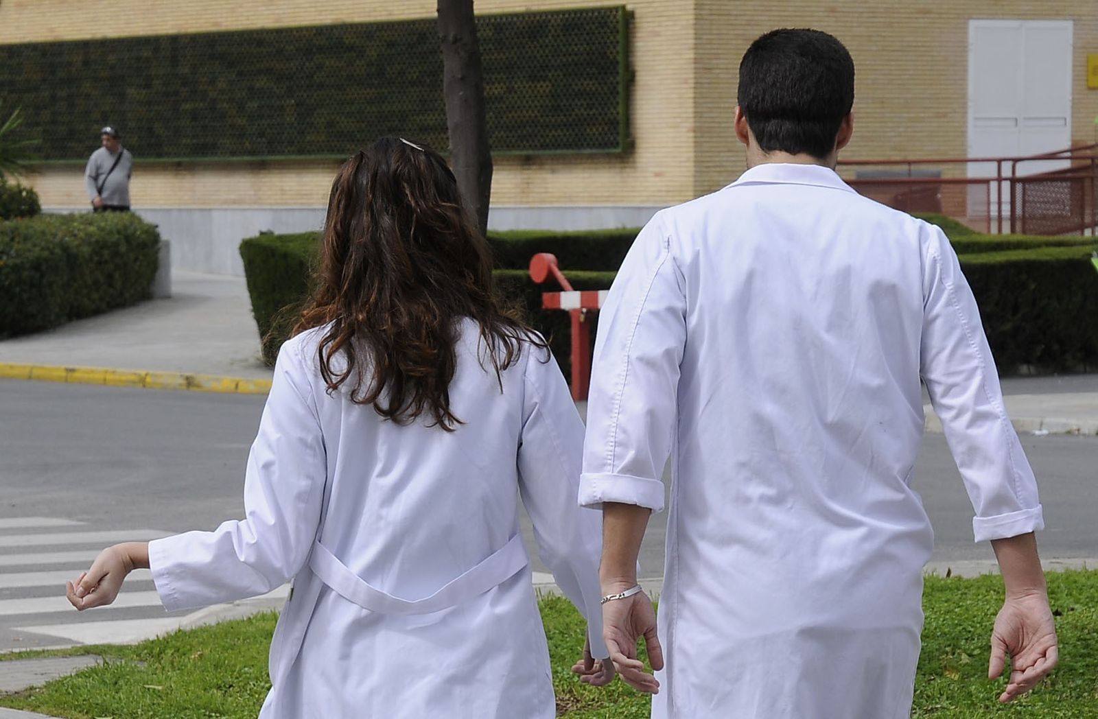 Dos médicos jóvenes en los aledaños de un hospital de Sevilla.