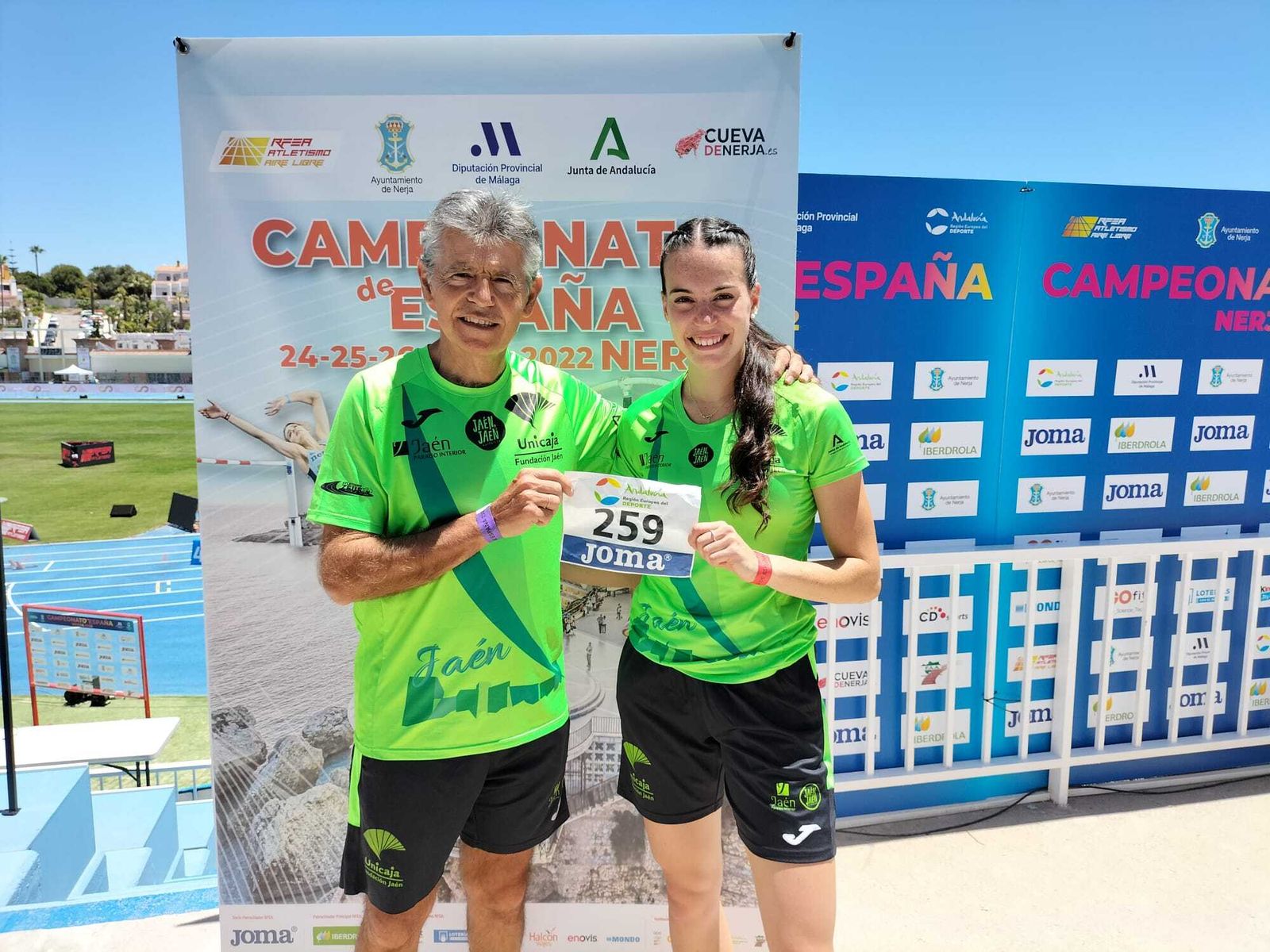 Carmen Avilés celebra el pase a la final junto su entrenador, Antonio Bravo.