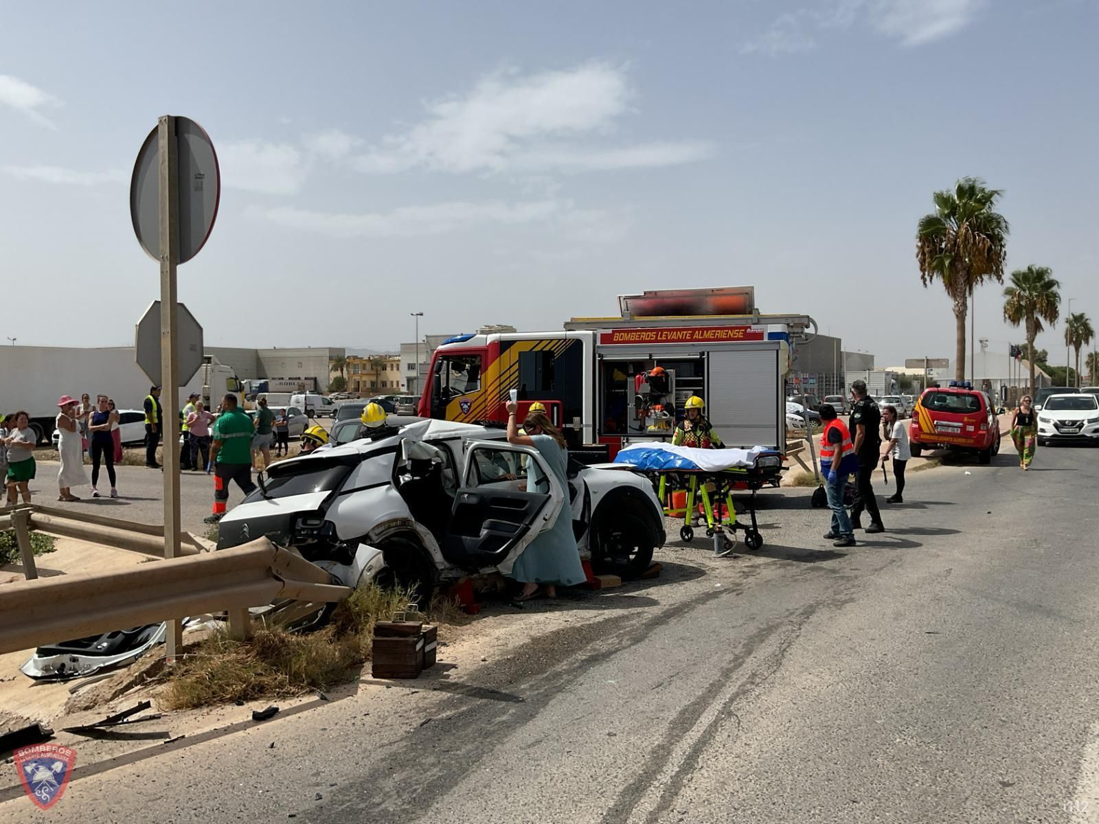 Coche en el que circulaba el conductor que ha quedado atrapado.
