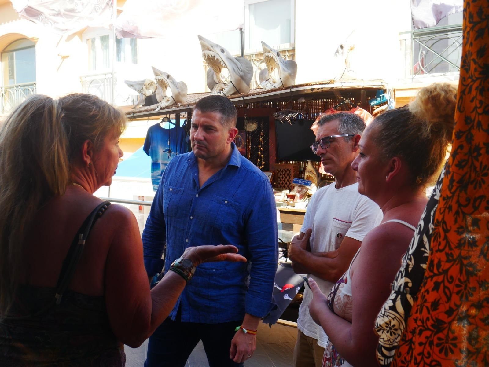 Un momento del encuentro con los emprendedores de este centro comercial.