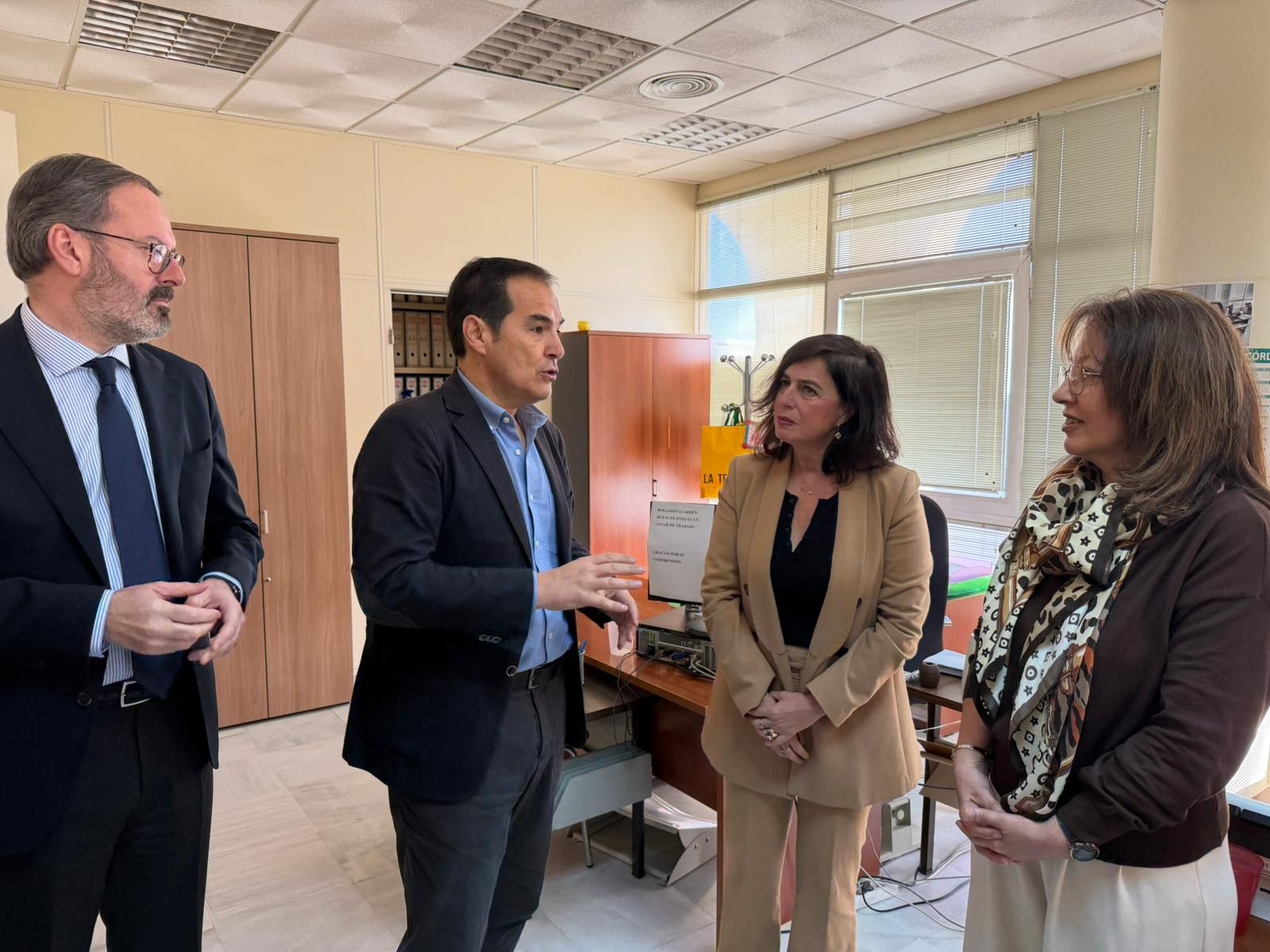 Visita de Nieto a la Oficina de Justicia Municipal de Palma del Río.