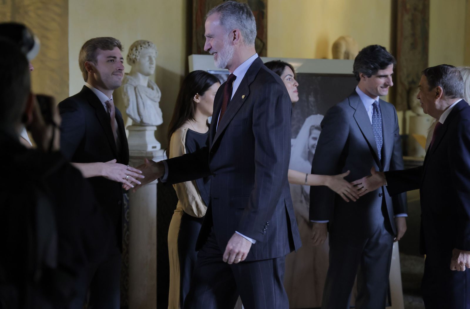 Felipe VI visita la exposición en homenaje a la duquesa de Alba