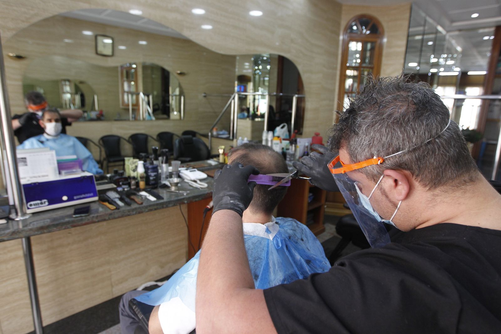 Fotografías primer día de peluquerías en coronavirus-COVID-19. Almería