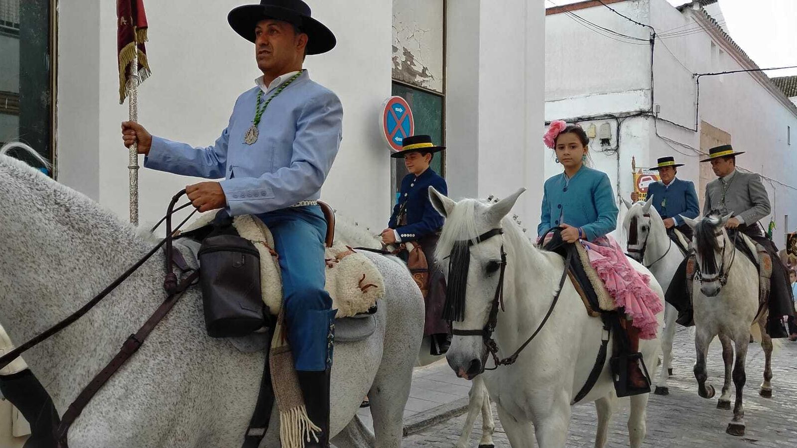 Unos 30 caballistas forman parte este año de la comitiva.