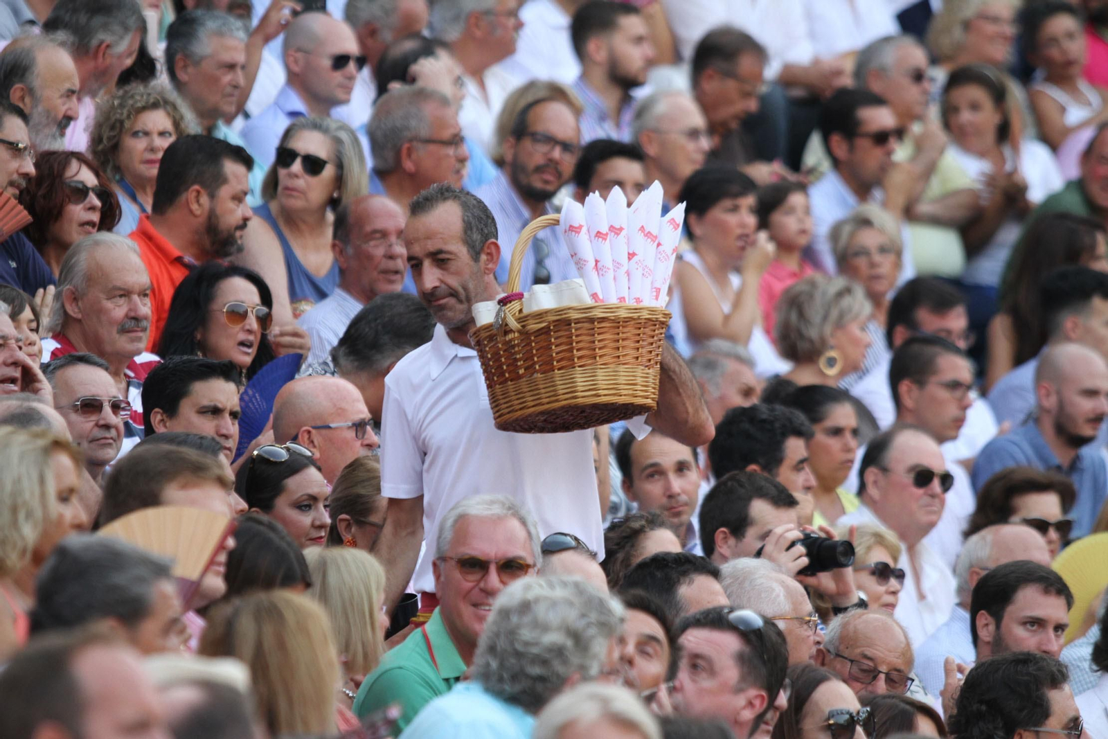 Imágenes de la faena de Miguel Angel Perera en el coso Onubense.