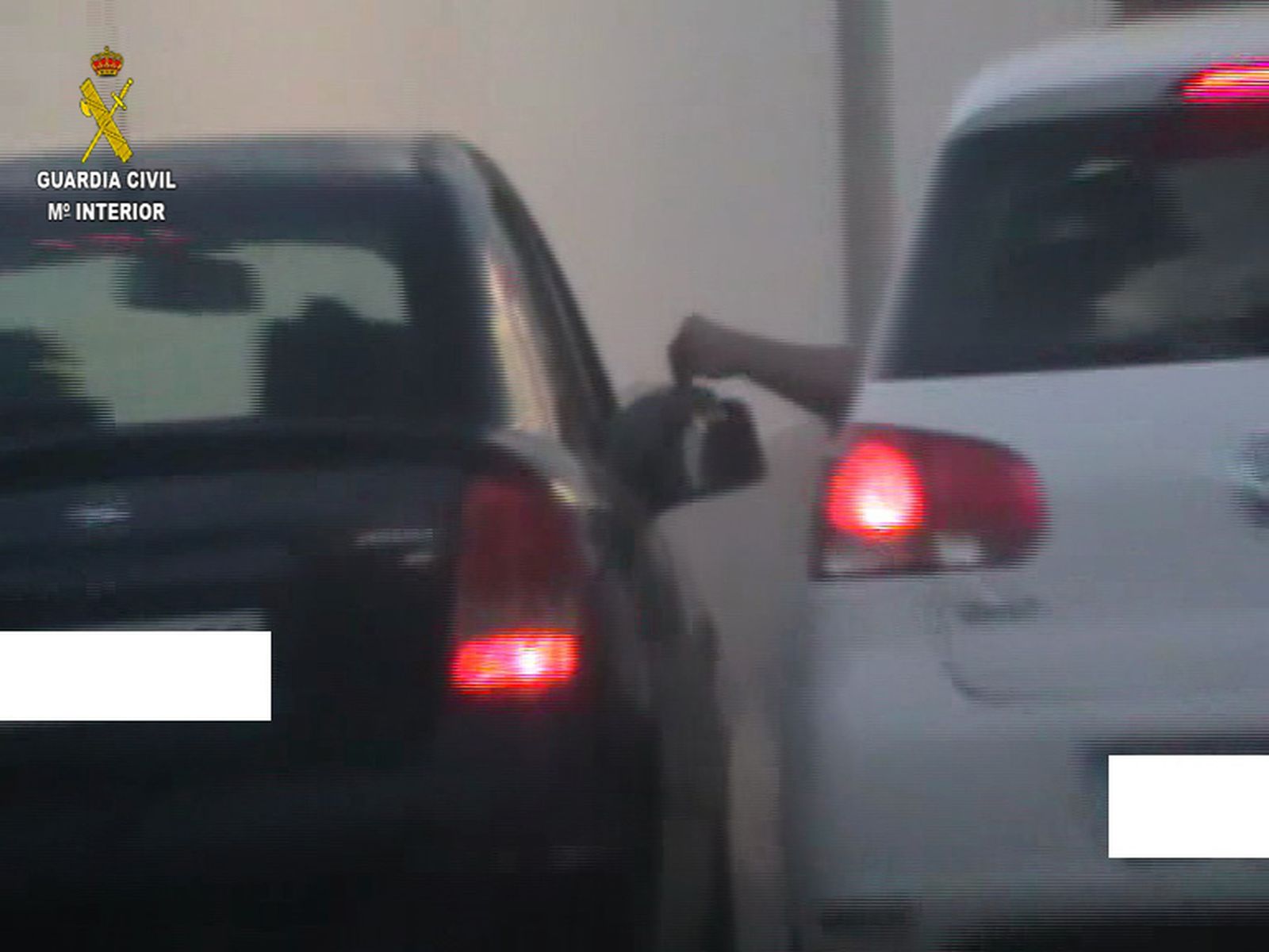 Uno de los arrestados entrega la droga a un comprador desde su coche.