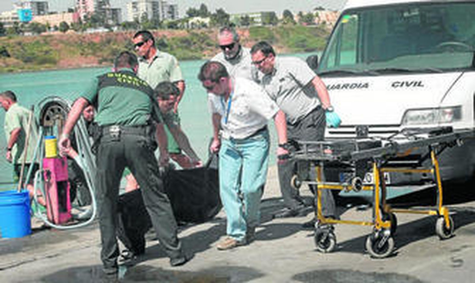 Instante en el que el cuerpo es sacado del agua, ayer en el Llano Amarillo.