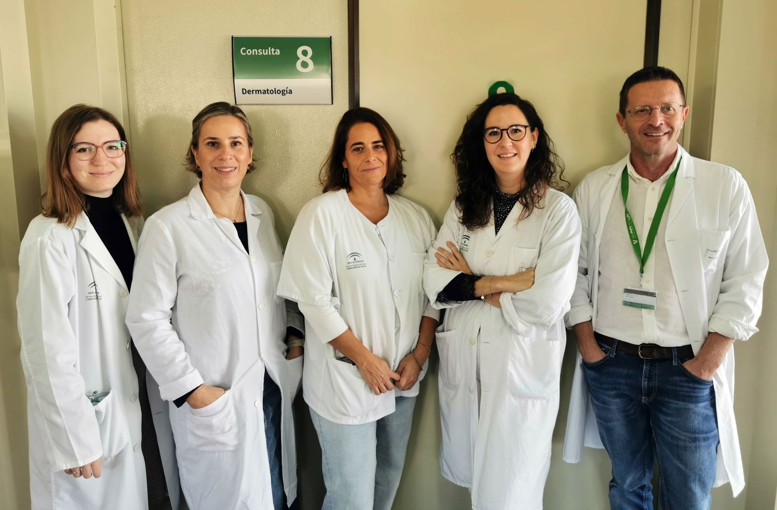 De derecha a izda: Manuel Chaves (jefe de servicio de Oncología), la dermatóloga Ana Lorente, la oncóloga María Rodríguez de la Borbolla, la dermatóloga María Coronel y la residente de Medicina Familiar y Comunitaria en su rotación por el servicio de Dermatología, Clara Gutiérrez.