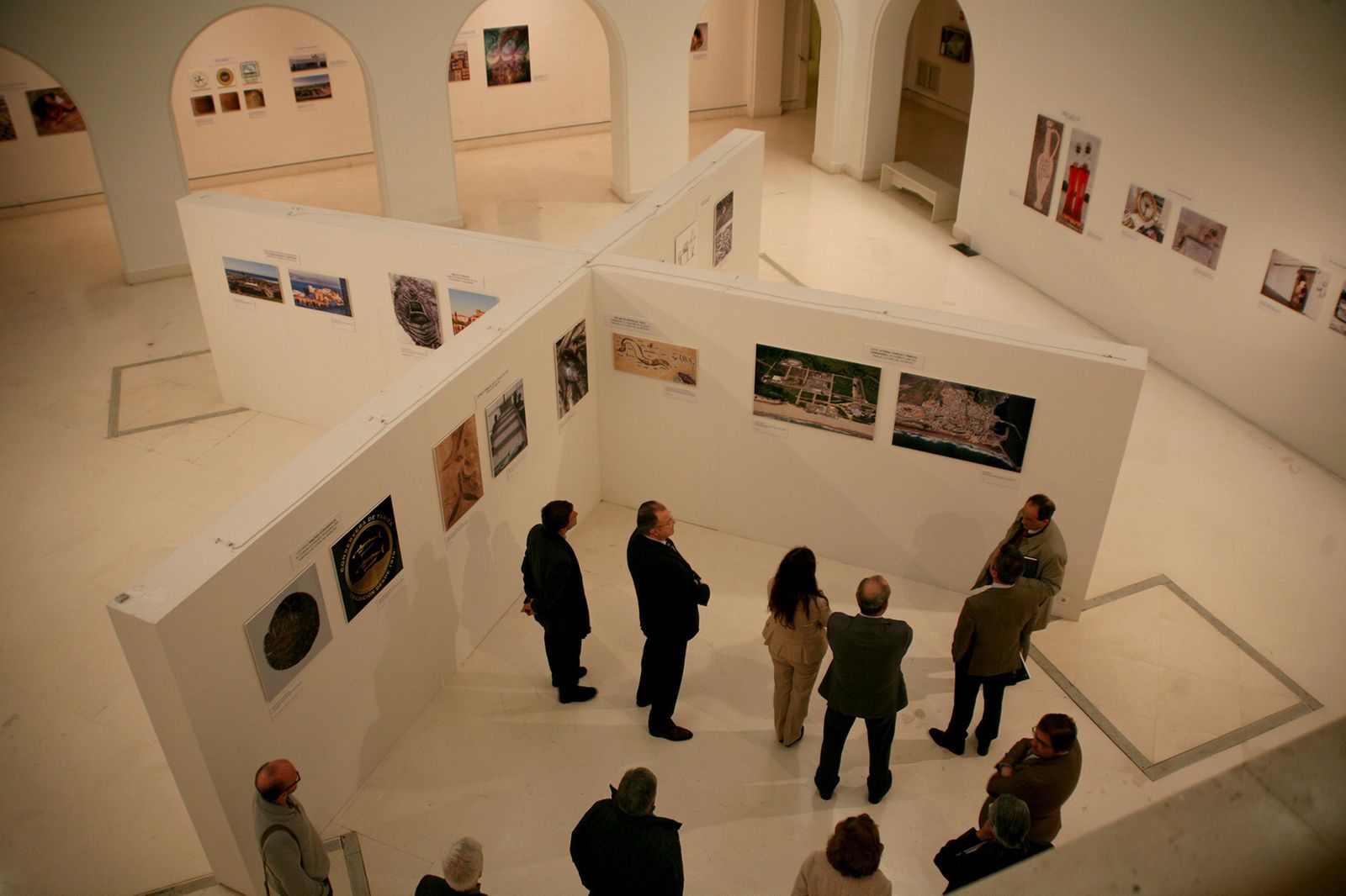 Vista de los paneles de la exposición en el patio central del museo.
