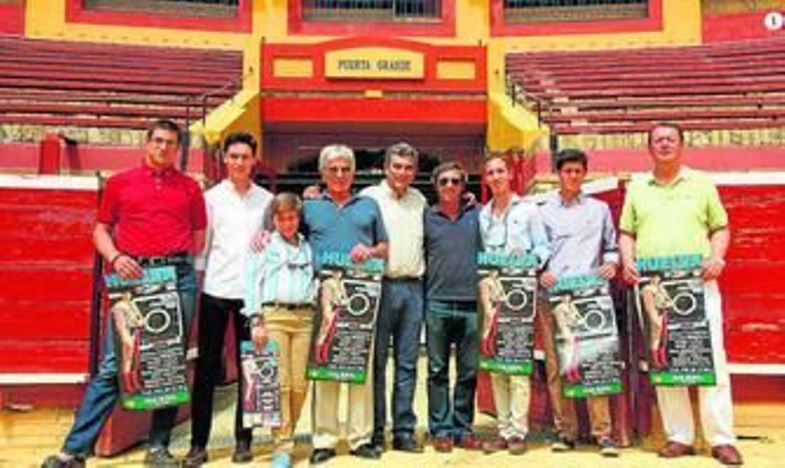 Todos los participantes en la presentación del cartel de la clase práctica, sobre el ruedo de la plaza onubense.