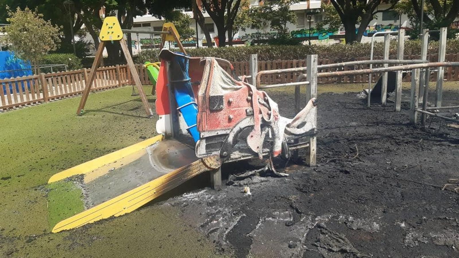 Parque de San Isidro calcinado, en el barrio de Nueva Andalucía