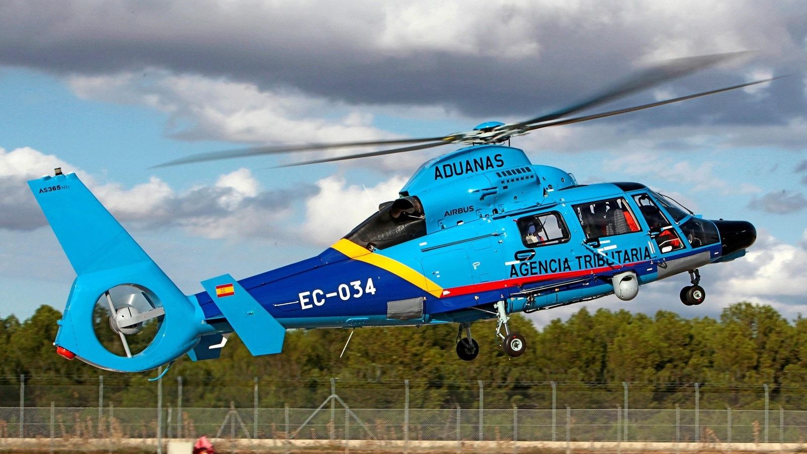 El nuevo helicóptero Dauphin entregado a Vigilancia Aduanera