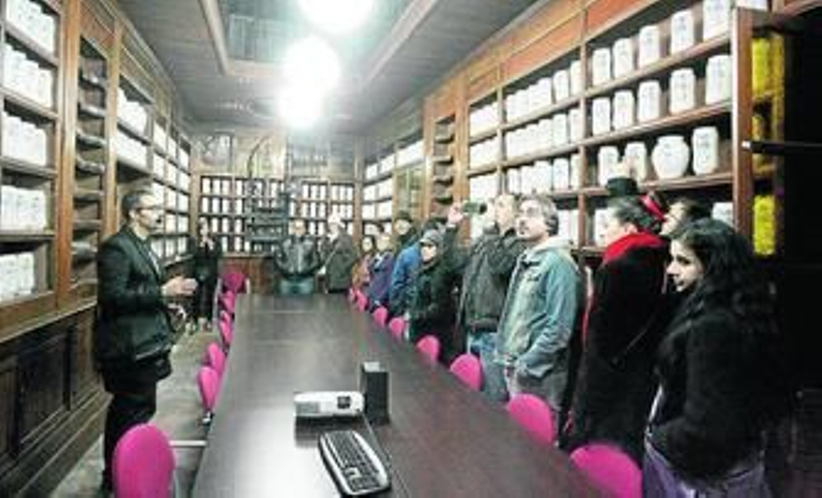 Explicaciones en lo que fue la botica del hospital.