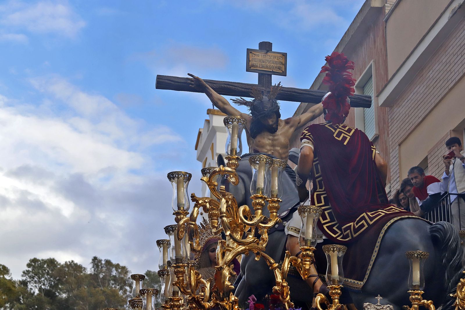 La Hermandad de la Sagrada Lanzada hace su estación de penitencia por las calles de Huelva
