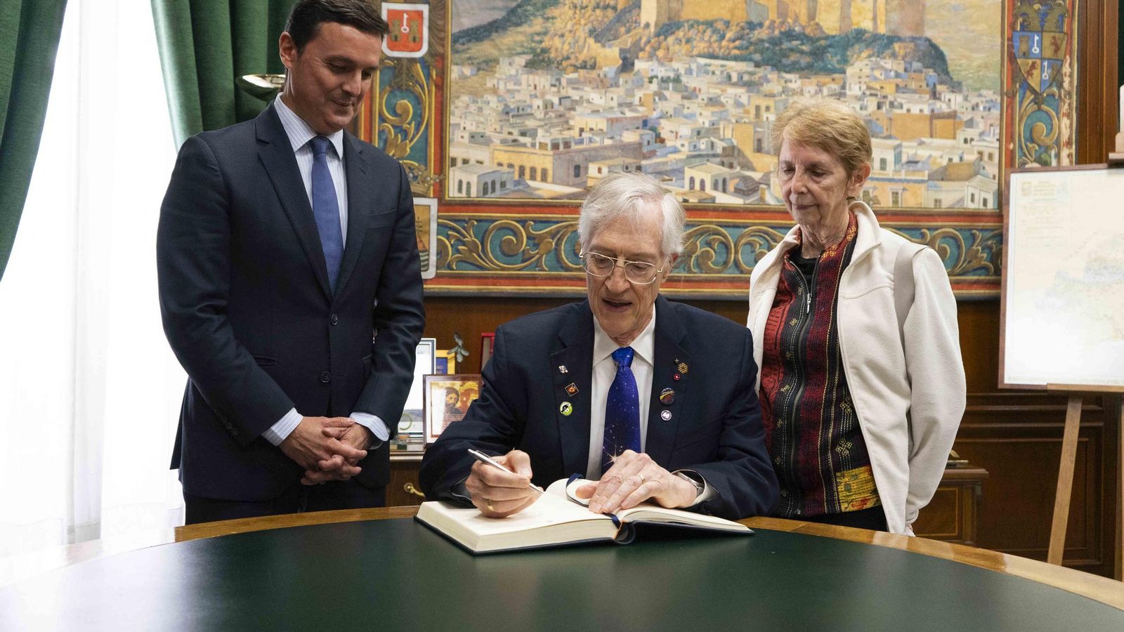 Javier A. García junto al Premio Nobel de Física, John Mather. Javier A. García junto al Premio Nobel de Física, John Mather.