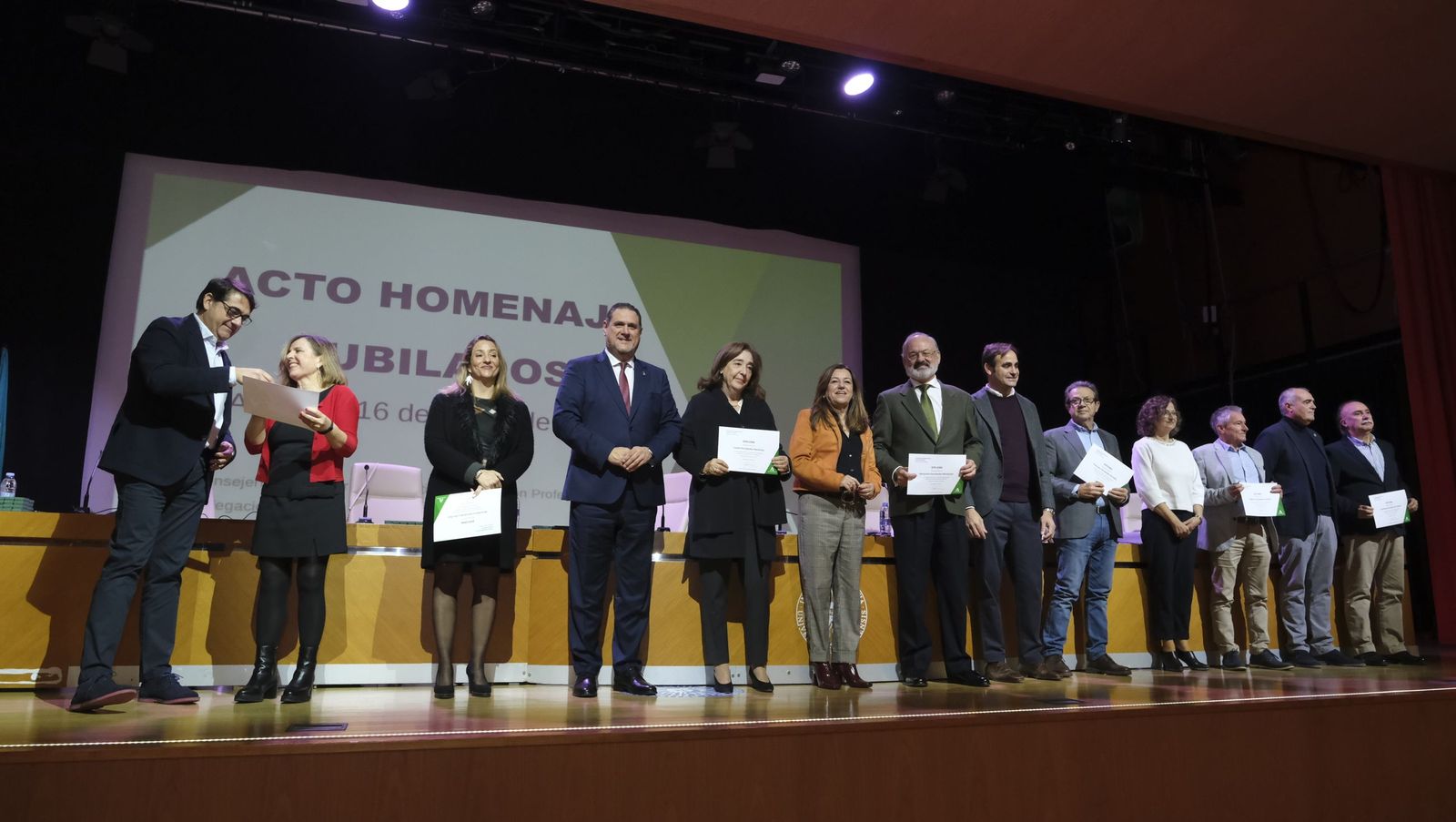 Los maestros docentes jubilados reciben su homenaje en la paraninfo de la UAL