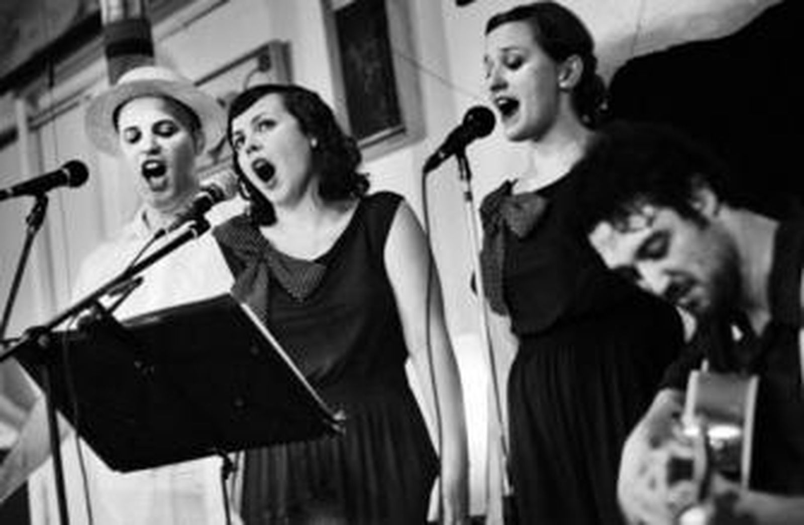 De izquierda a derecha, Marcos y Paula Padilla, Helena Casado y Matías Comino, en la primera actuación de O Sister!, el pasado junio.