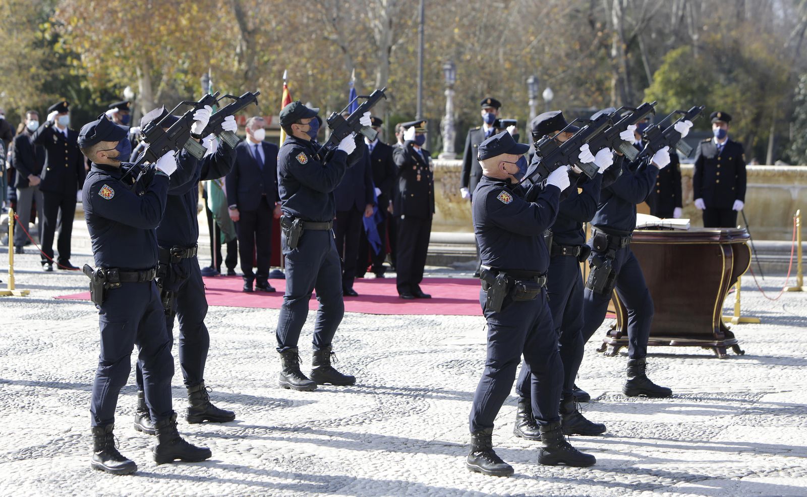 Policías nacionales disparan salvas al aire en un reciente acto de la institución.