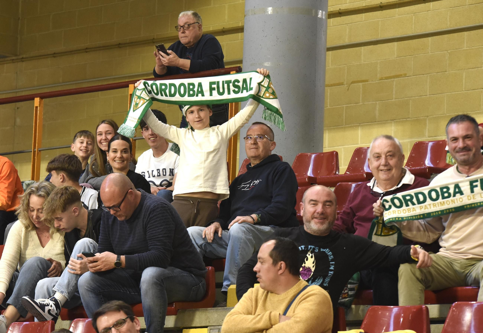 Las mejores fotos del ambiente en Vista Alegre para el Córdoba Futsal - AD Sala 10 Zaragoza
