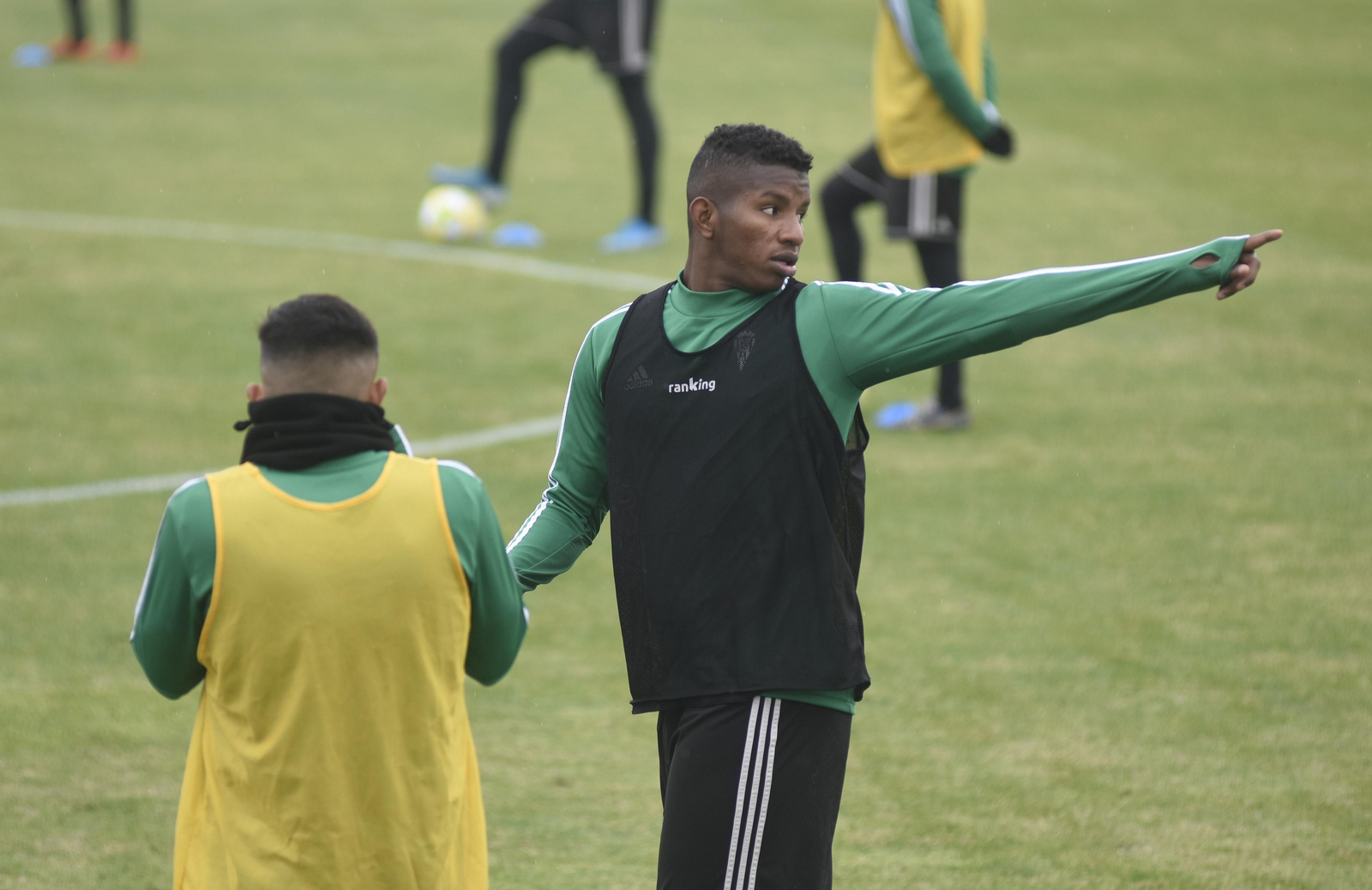 Fidel Escobar hace una indicación durante un entrenamiento en la Ciudad Deportiva.