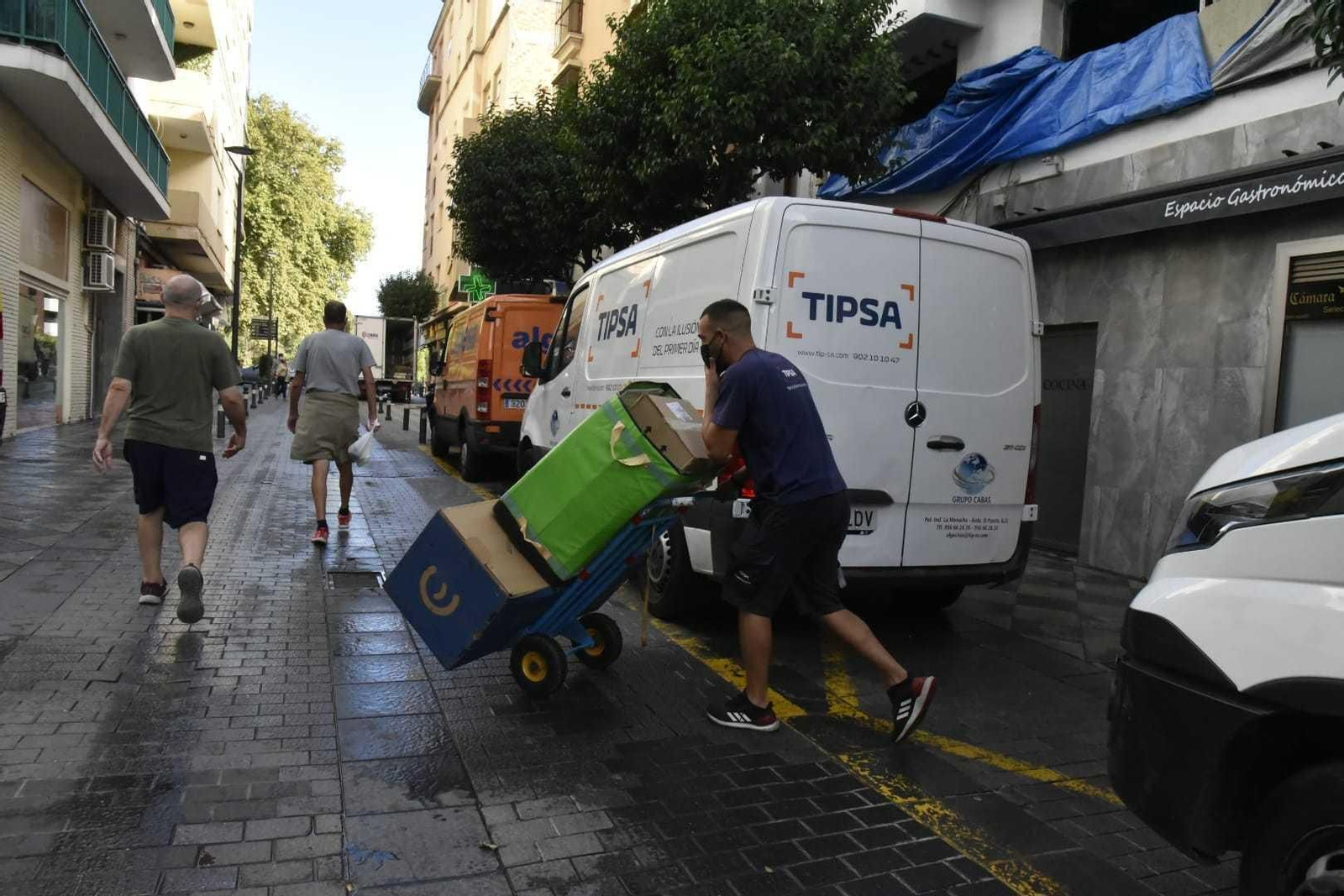 Un repartidor entrega paquetería en el centro de Algeciras. Un repartidor entrega paquetería en el centro de Algeciras.