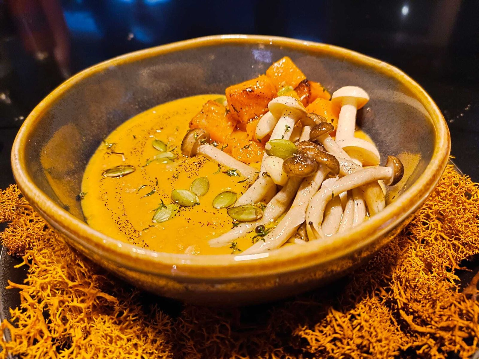 La crema de calabaza con setas a la brasa de Barra Baja, un platazo.