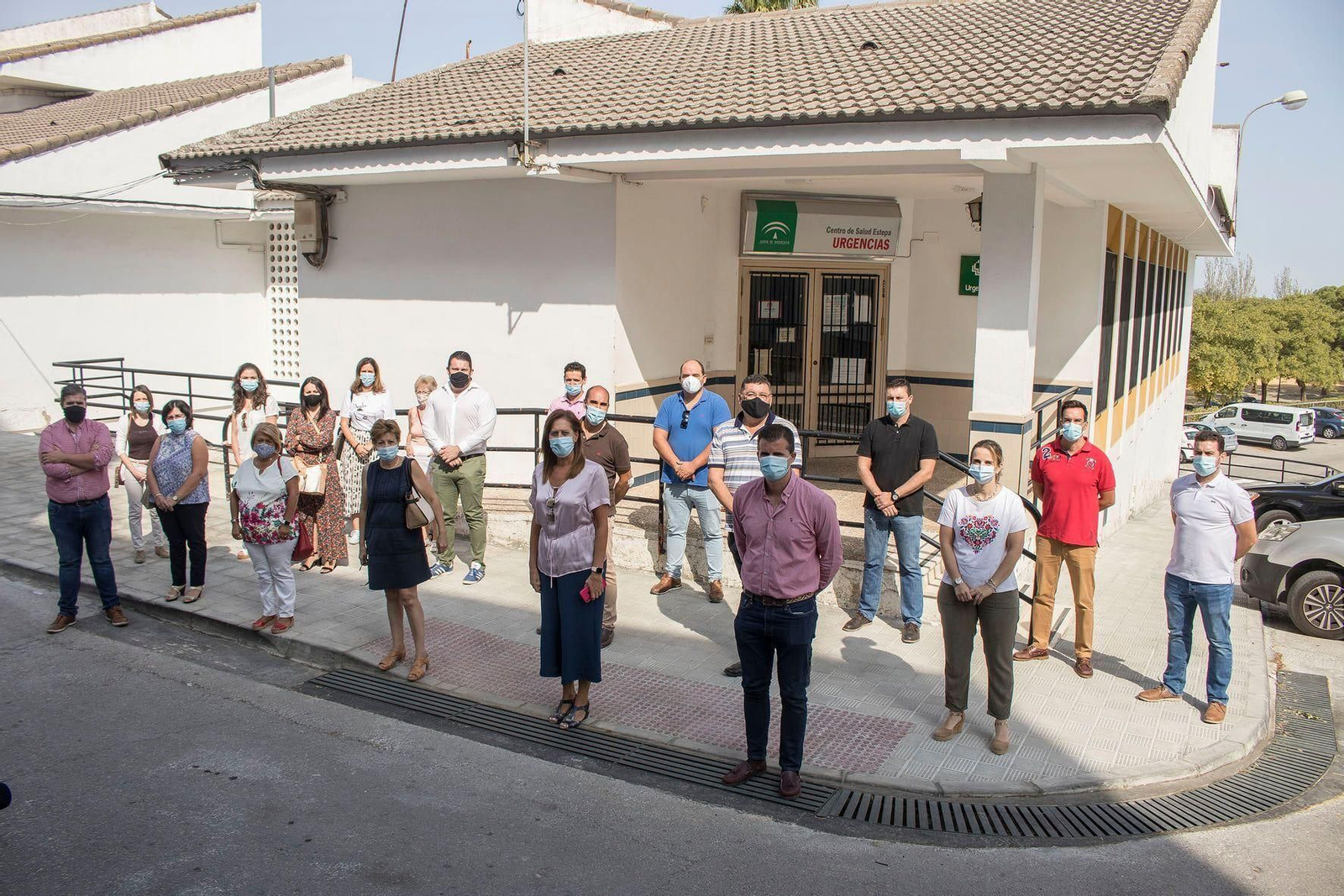 Alcaldes y ediles de ayuntamientos de la Sierra Sur, concentrados ante el Centro de Salud de Estepa.