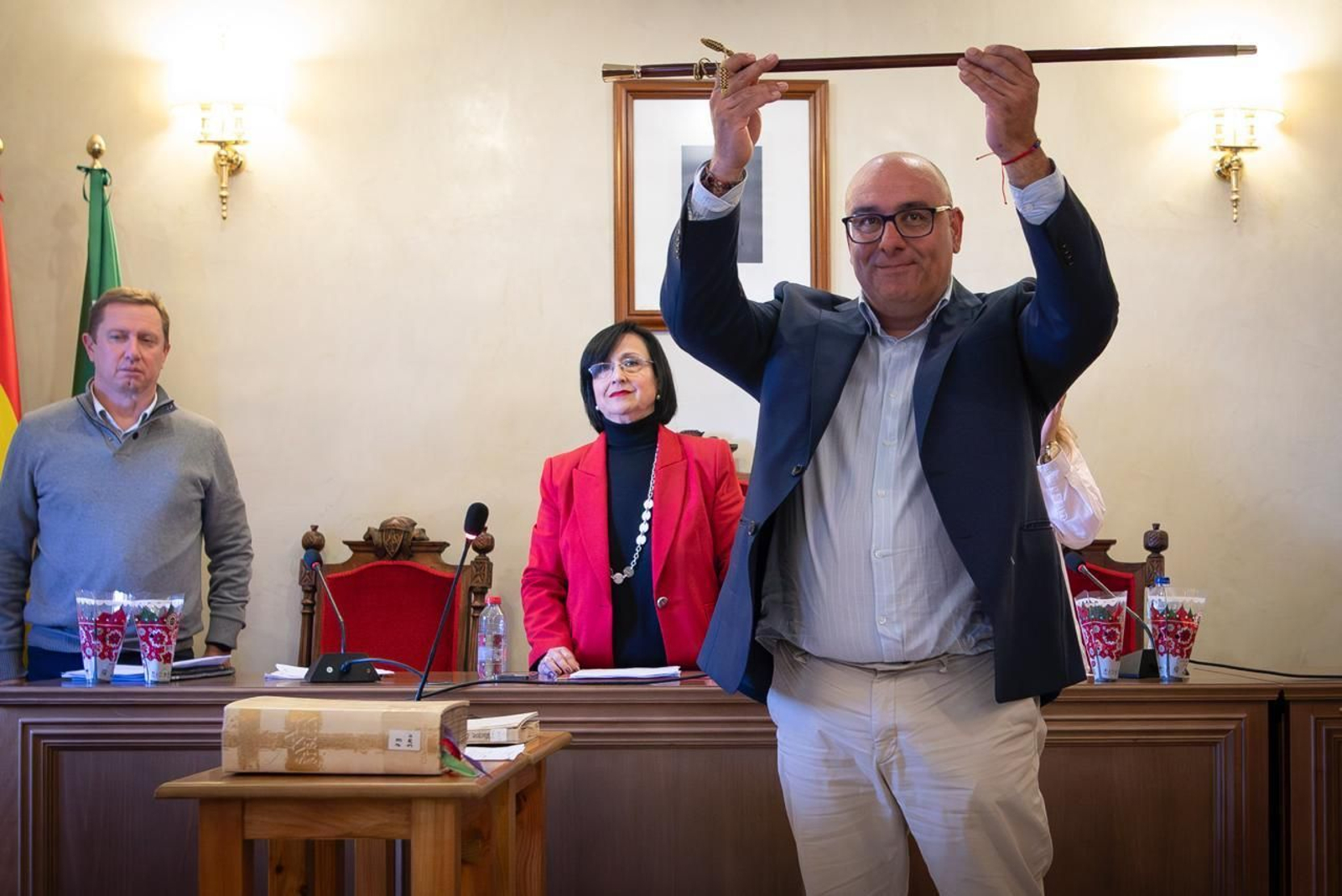 Iván Fernández (IU), con el bastón de mando de la Alcaldía de Pinos Puente