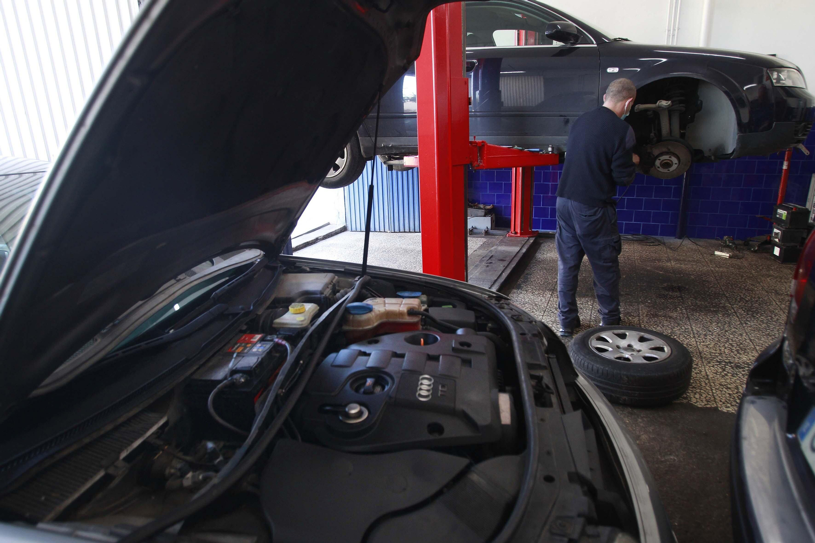 Un trabajador en un taller mecánico, este martes.