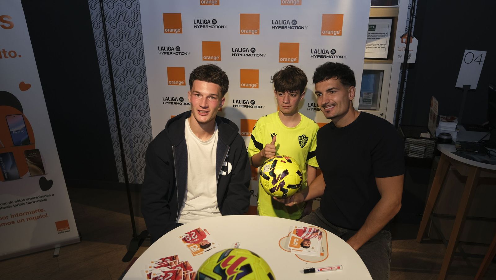 Búscate en las fotos de la firma de los jugadores de la U.D. Almería en la tienda Orange