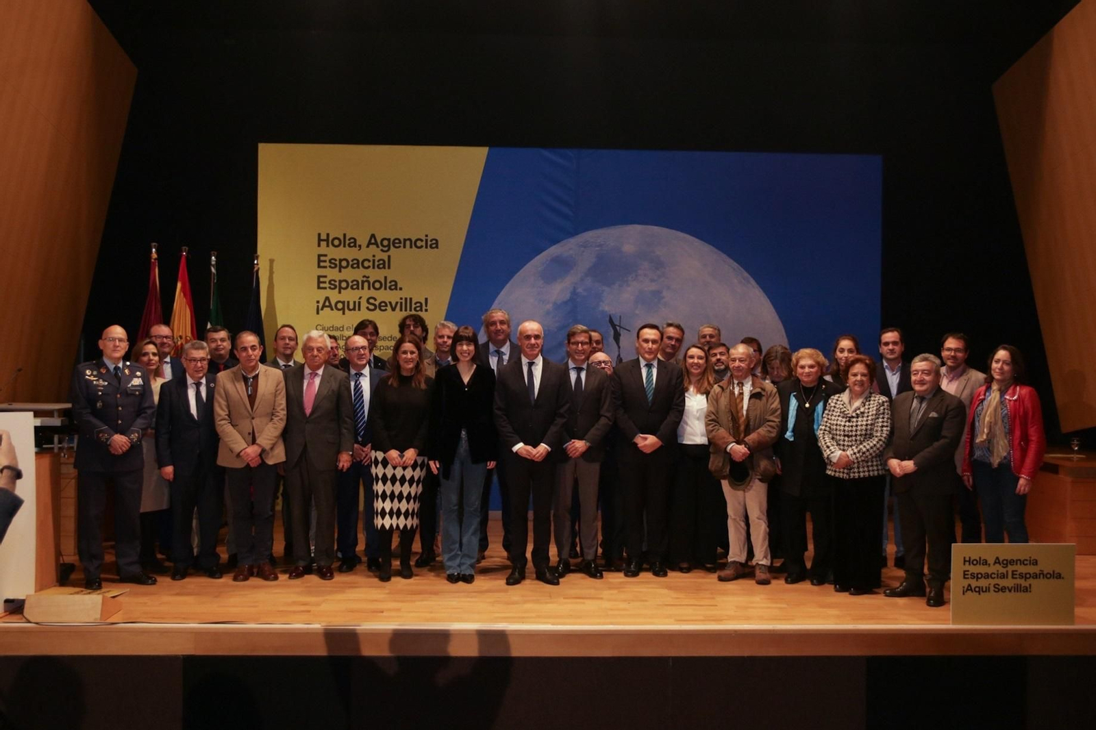 Muñoz y Morant con los agentes sociales y económicos que han apoyado la candidatura de Sevilla en la futura sede de la Agencia.