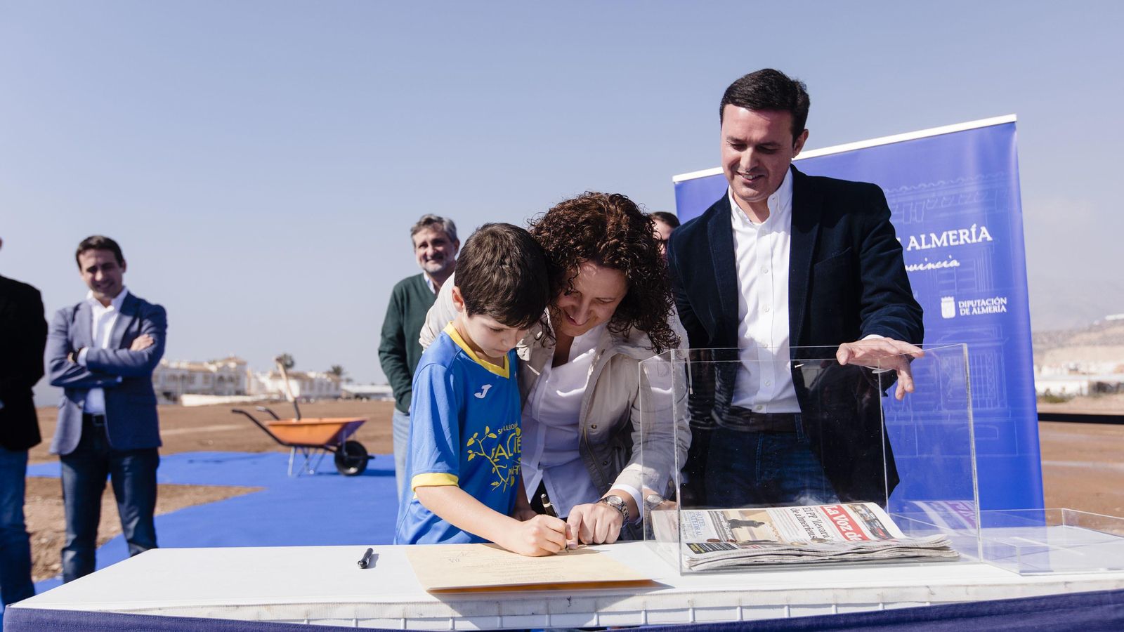 La alcaldesa de Balanegra, junto a un niño del municipio