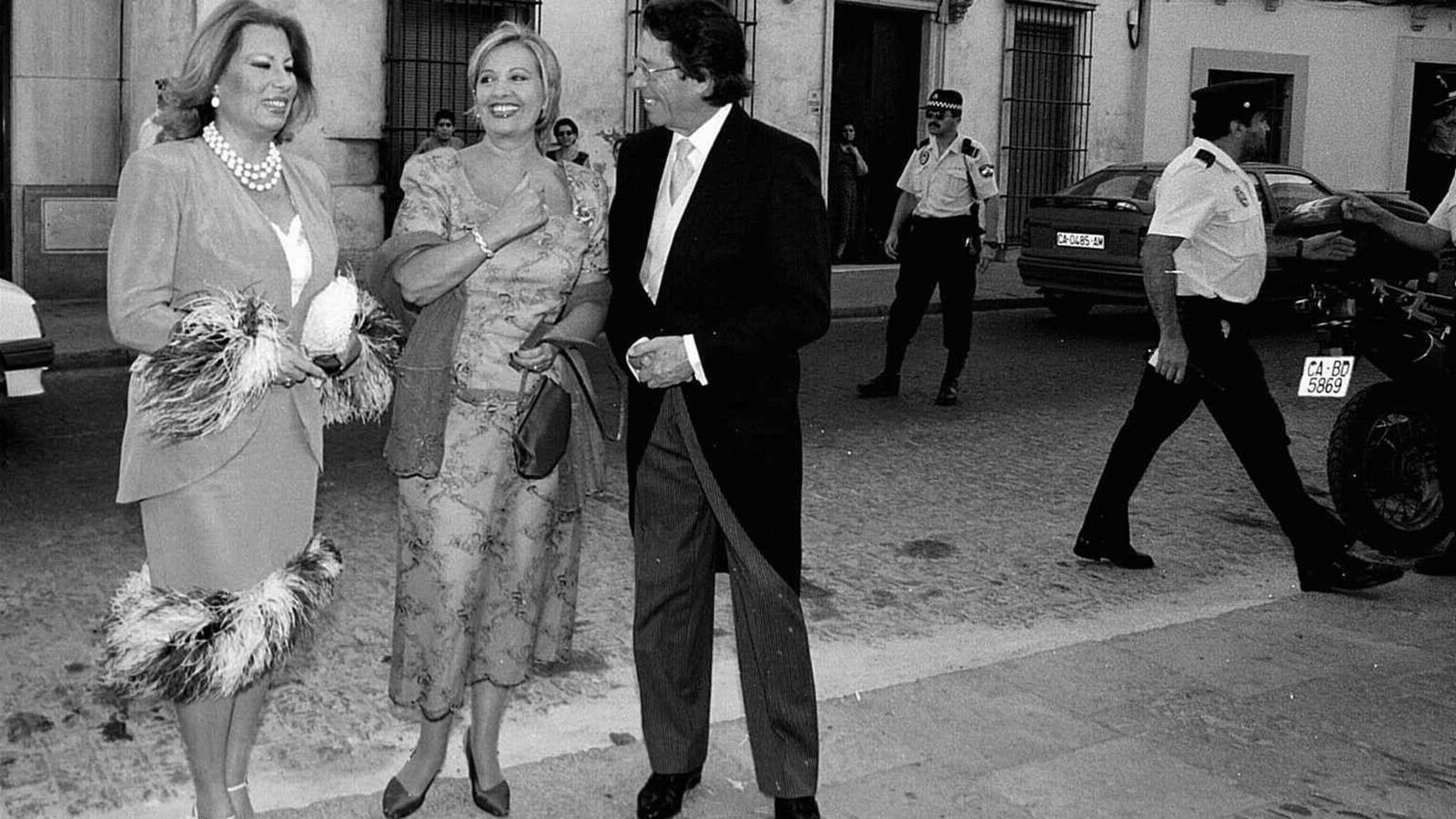 María Teresa Campos, en junio de 1999 junto a la iglesia de Santiago donde acudió como invitada a la boda de la hija de Manuel Alejandro.