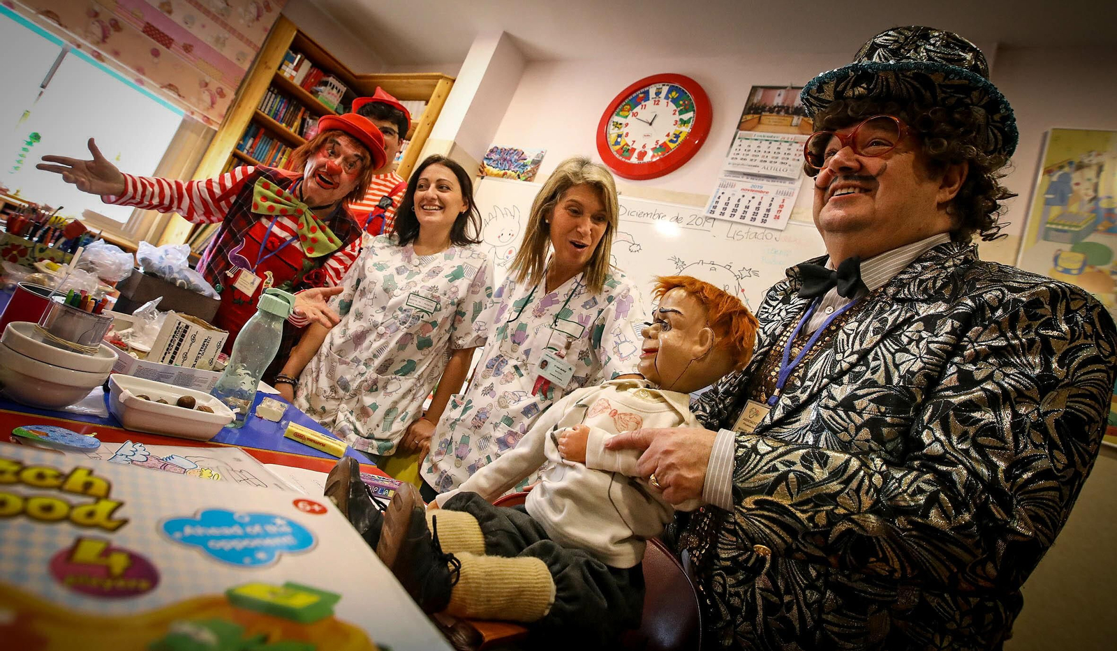 Imágenes de los Payasos Sanadores PASA en el hospital de Jerez.