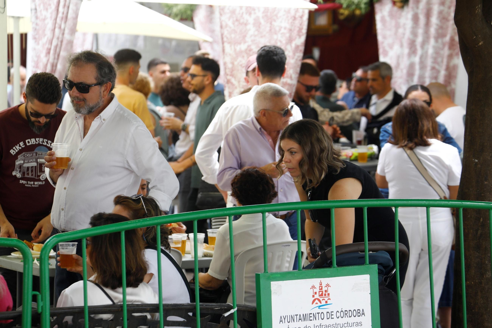 El ambiente en las Cruces de Mayo de Córdoba a mediodía, en imágenes