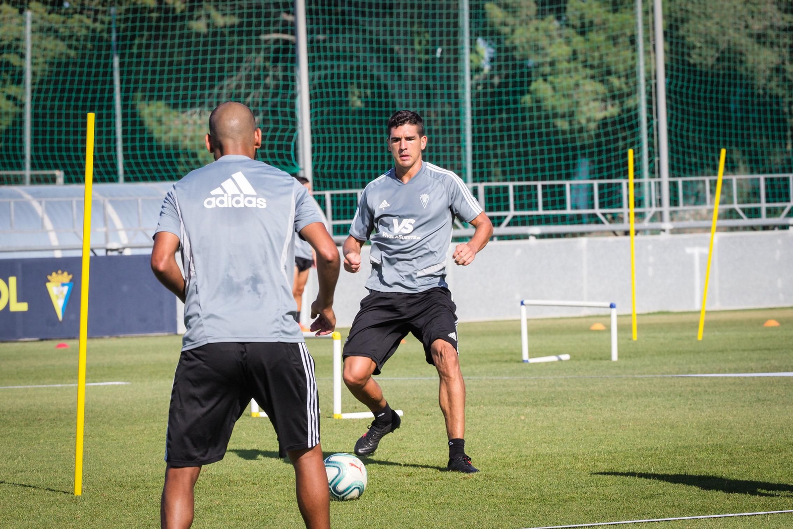 Fali Giménez y Jon Ander Garrido combinan el balón durante una sesión de entrenamiento en El Rosal.
