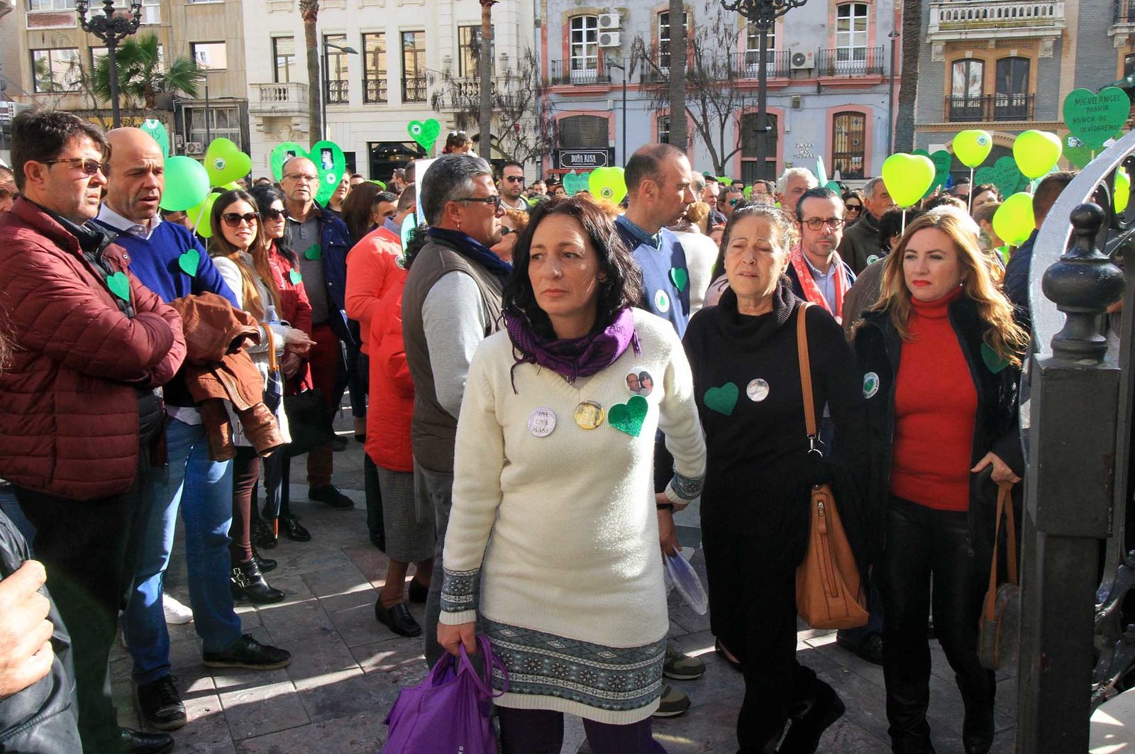 Imágenes de la concentración en la Plaza de las Monjas pidiendo justicia para las víctimas del doble crimen de Almonte