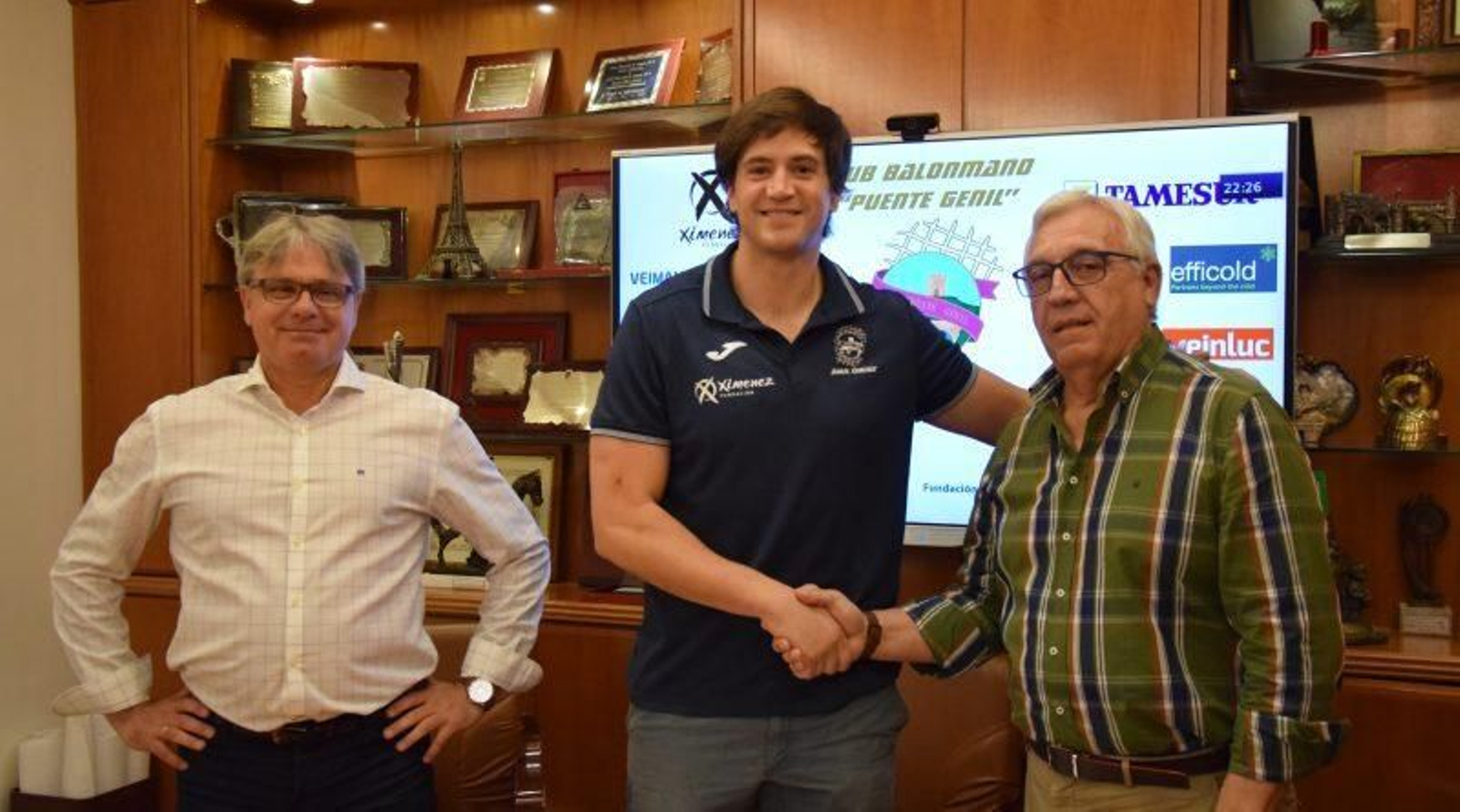 Luisfe Reina posa con Mariano Jiménez y Antonio Ángel Velasco tras sellar su renovación.