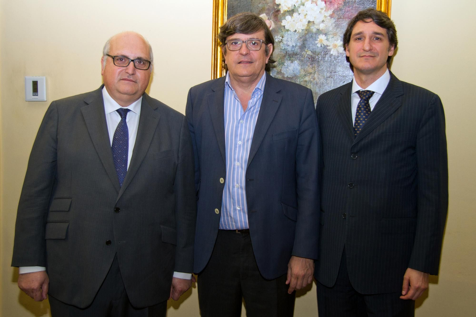 Guillermo Machuca Portillo (Director del Master de Odontología Integrada en Pacientes Especiales de la Universidad de Sevilla), Prof. José Luis Gutiérrez Pérez (Director del Master de Cirugía Bucal de la Universidad de Sevilla y Director de la UGC de Cirugía Oral y Maxilofacial del Hospital Universitario Virgen del Rocío de Sevilla) y Prof. Daniel Torres Lagares (Director del Master de Cirugía Bucal de la Universidad de Sevilla).