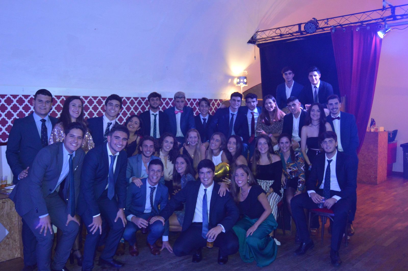 Paco Cabello Martínez, rodeado de un grupo de familiares y amigos, durante la fiesta celebrada en el Pelicano Café, con motivo de su mayoría de edad, organizada por su madre Inmaculada Martínez.
