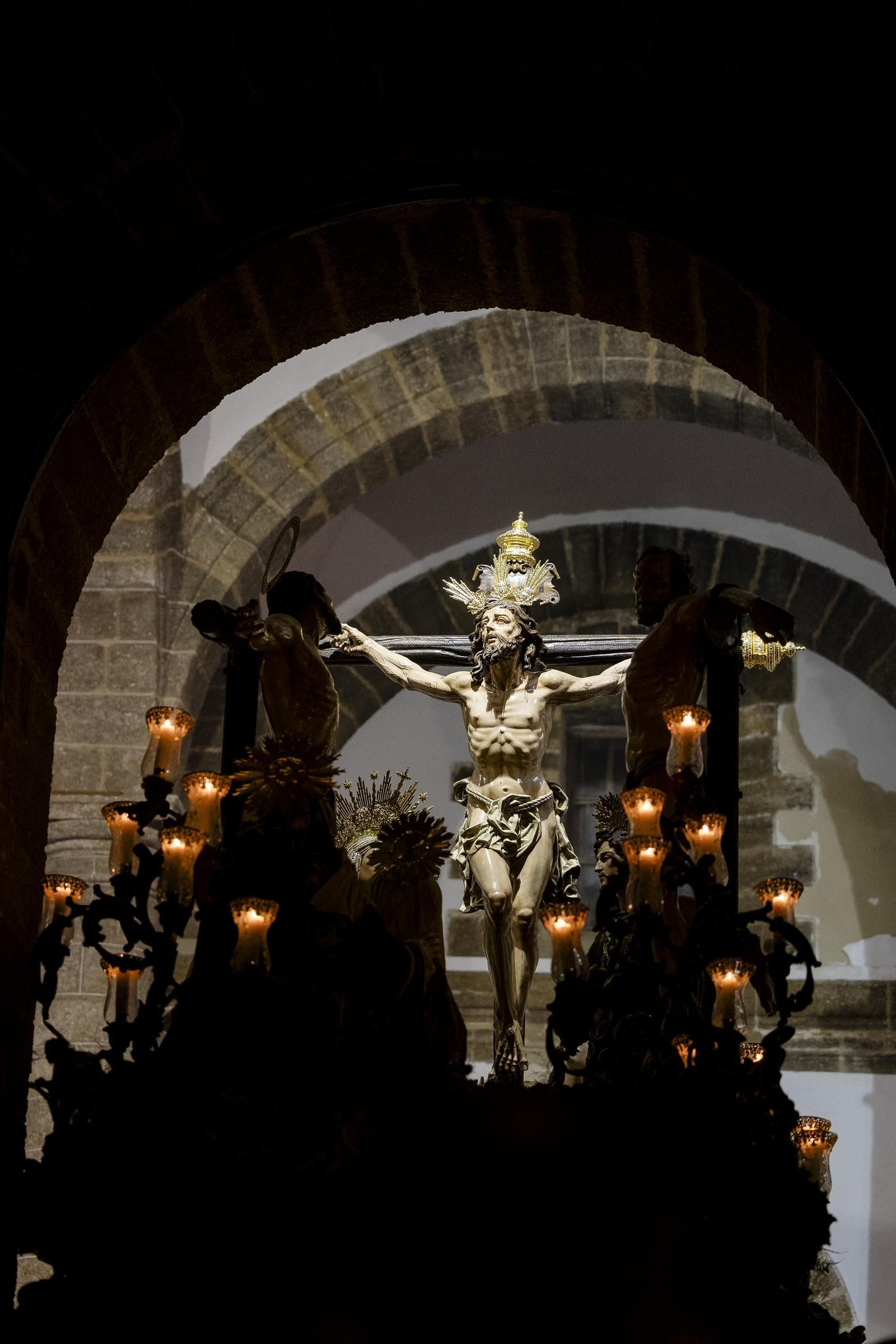 Imágenes de la salida del Perdón en la Semana Santa de Cádiz 2025