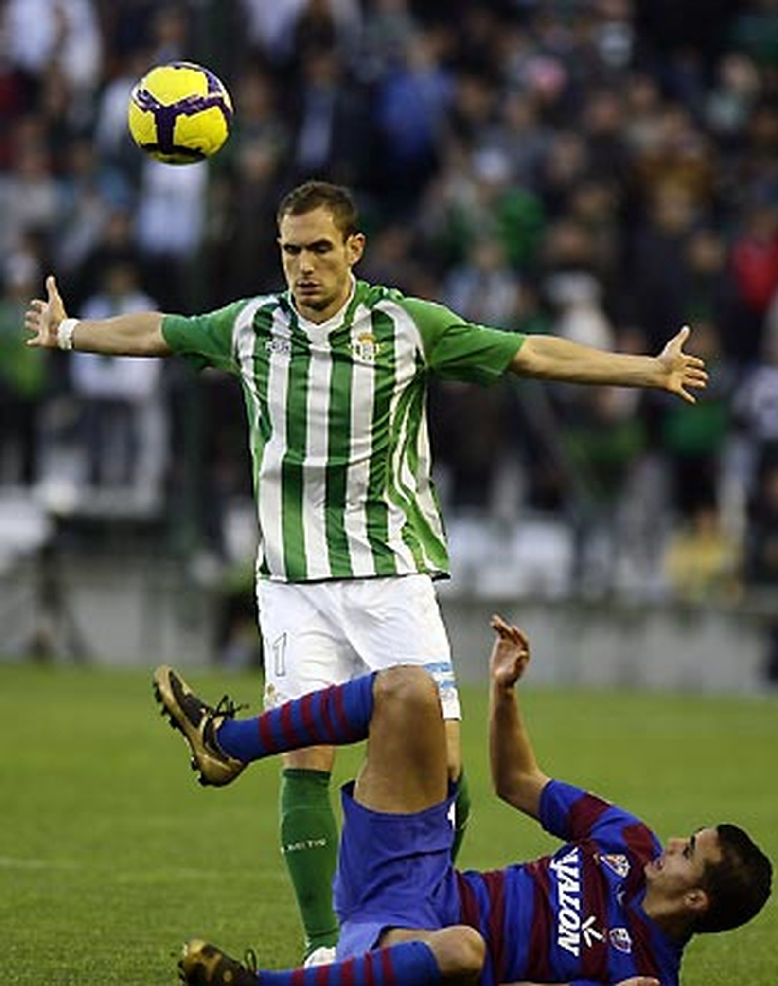El Betis deja escapar dos puntos ante el Huesca (1-1) en los últimos compases de un partido en el que los de Antonio Tapia terminaron con dos expulsados.

Foto: Antonio Pizarro
