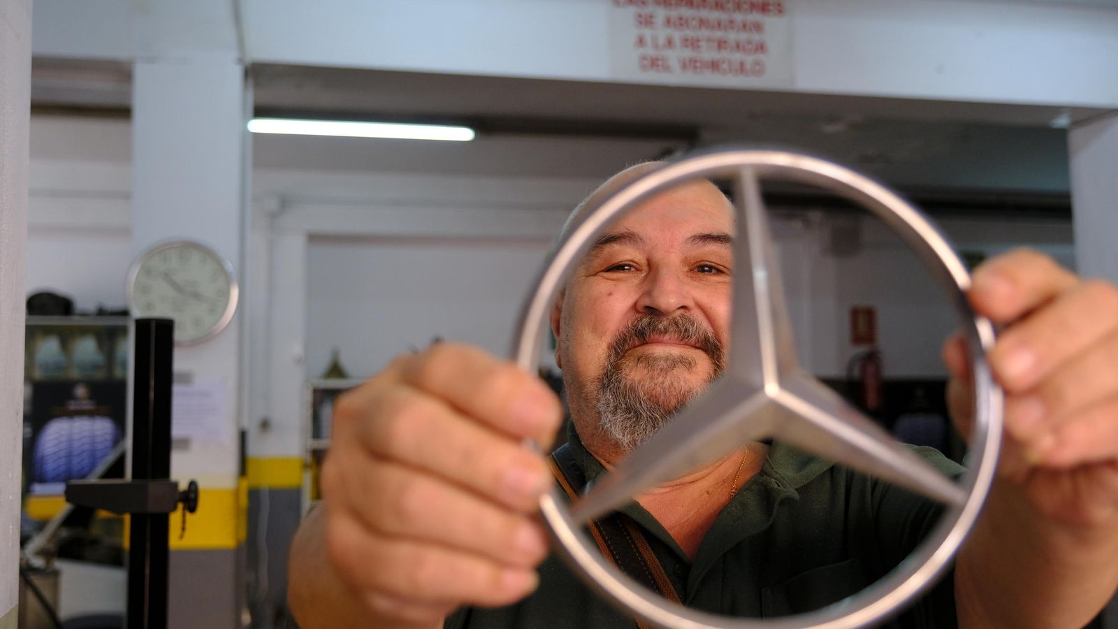 El mecánico, con la estrella de Mercedes.