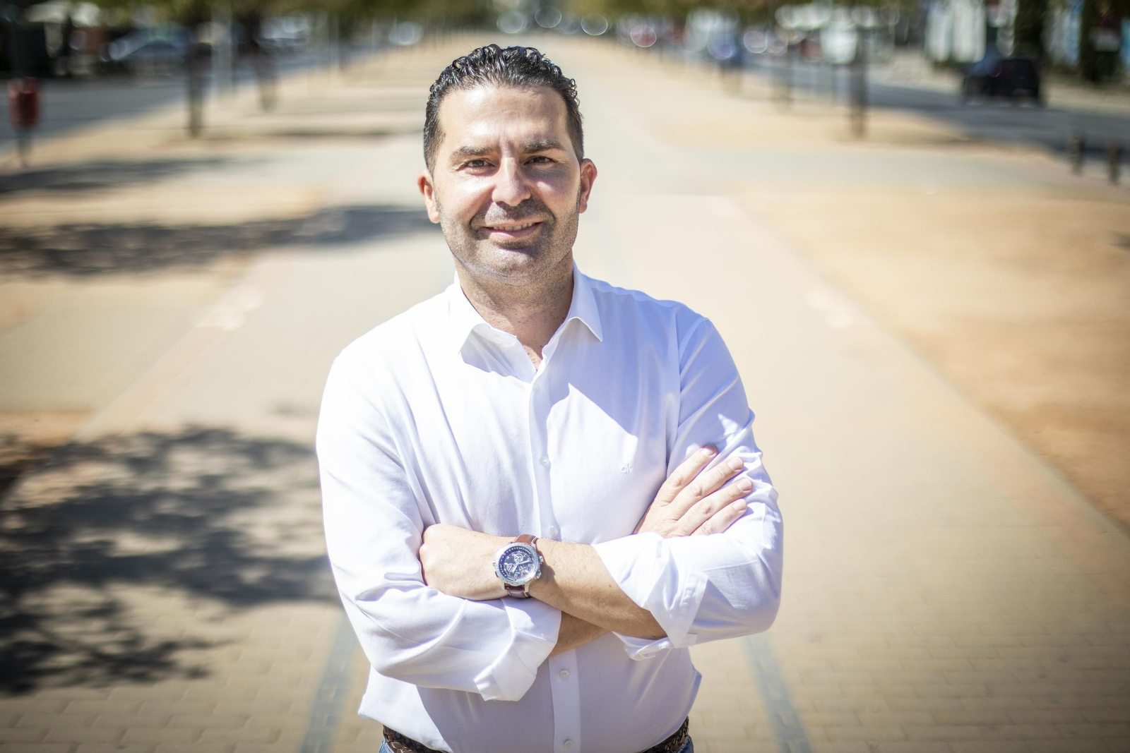 El socialista Noel López posa para la entrevista con Granada Hoy.