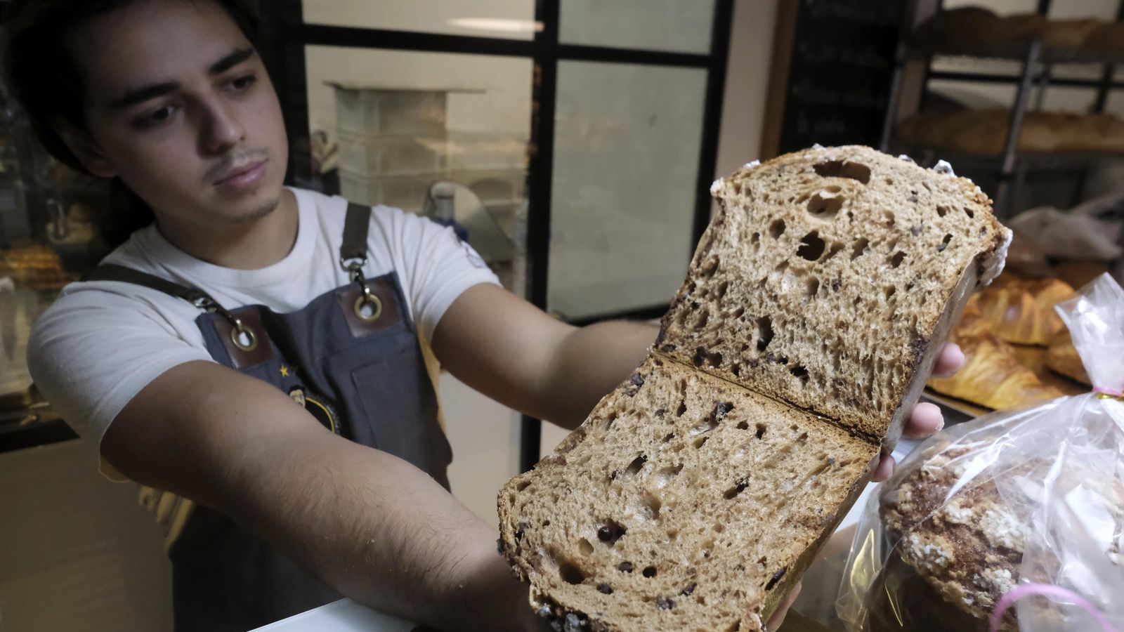 David Ruano Jr. muestra el interior del panettone, perfectamente alveolado y con una masa que destaca por su elasticidad y ligereza en boca