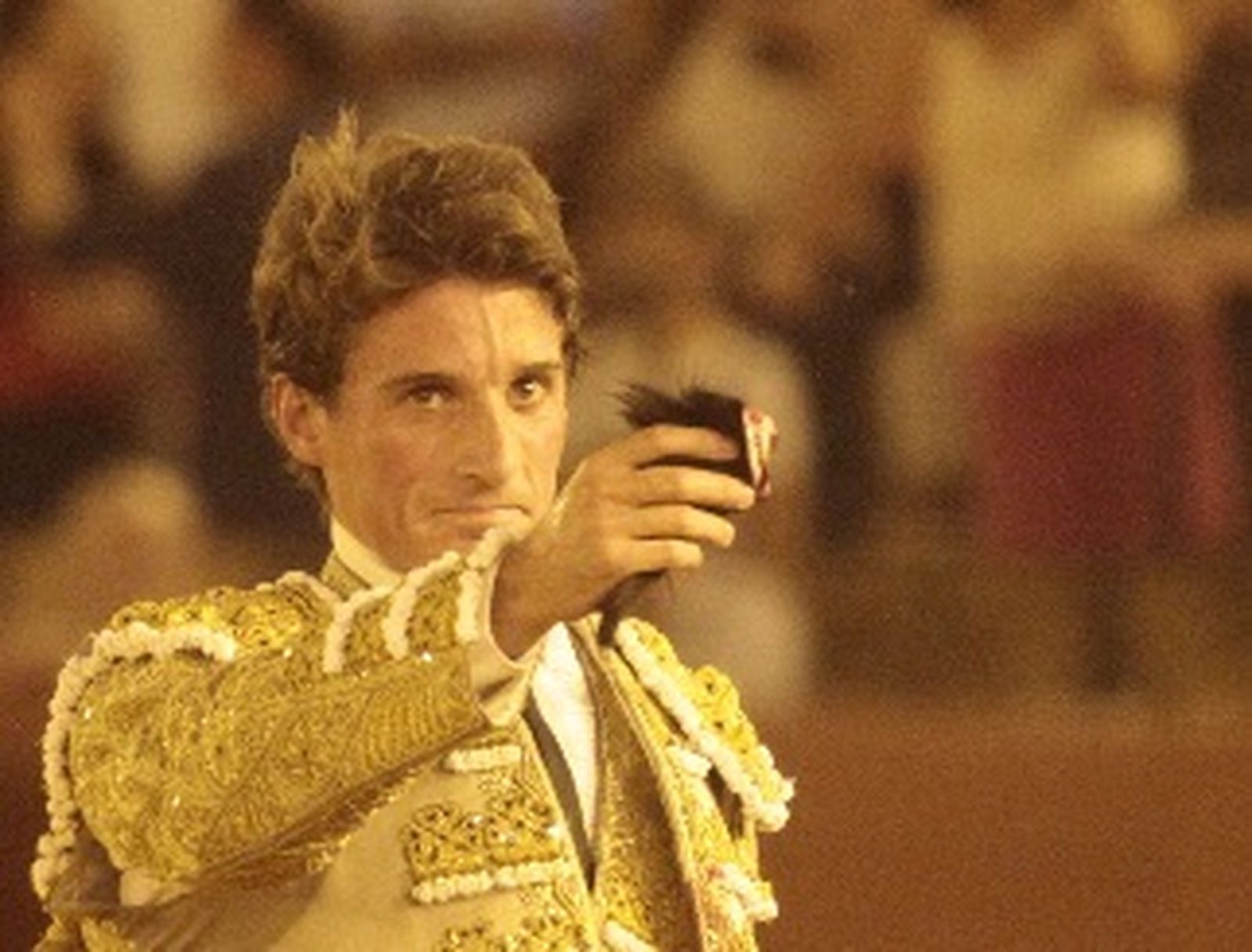 Alfonso Cadaval, con uno de los trofeos conseguidos el año pasado en la plaza de toros de Sevilla.