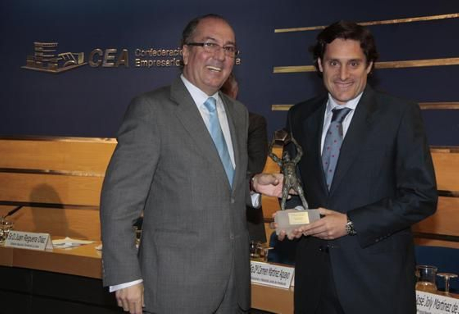 Juan Manuel Luque, director de Alcubilla 2.000, recibe el premio de Agroindustria de manos de Juan Reguera.

Foto: M. GOMEZ/ VICTORIA HIDALGO