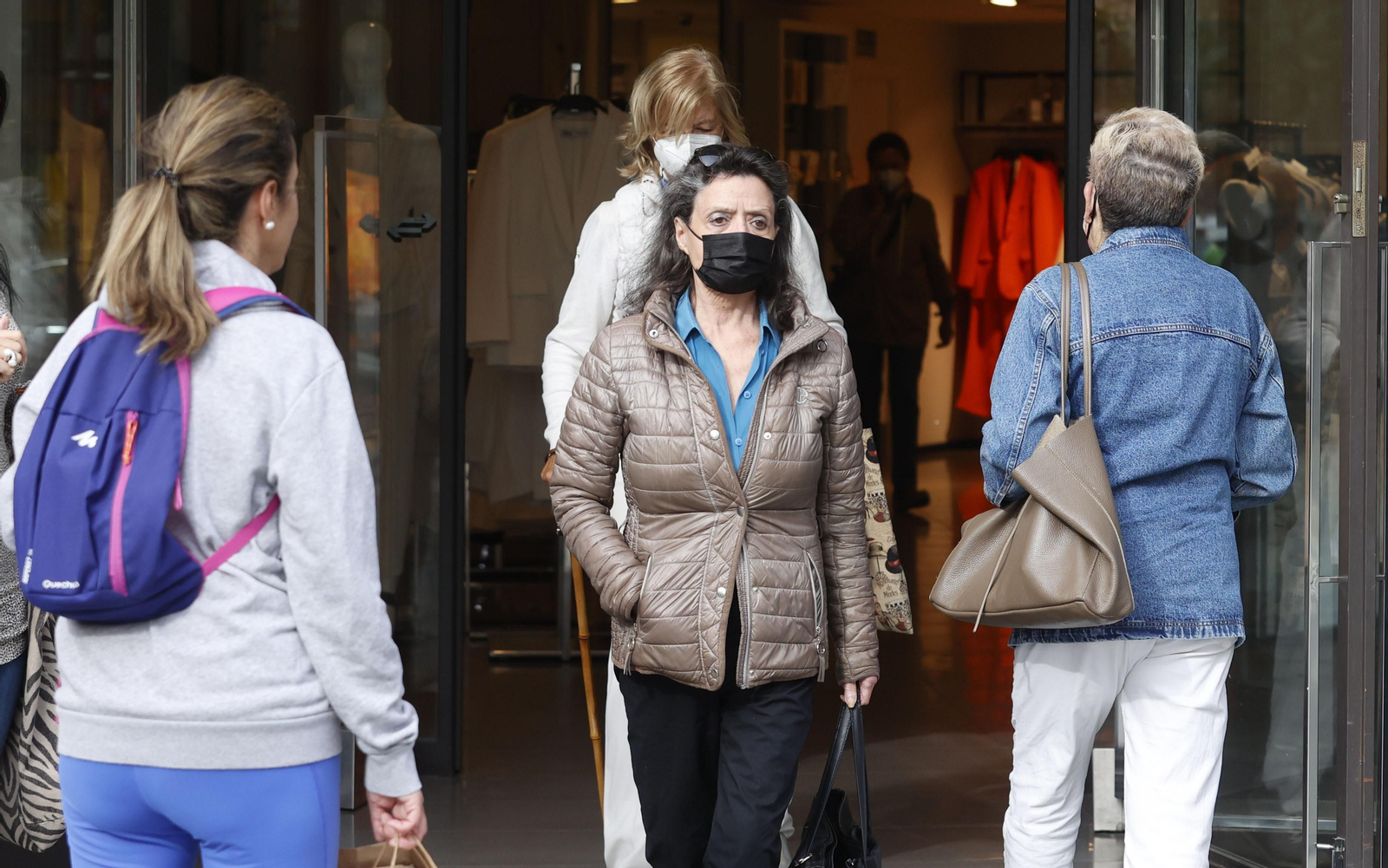 Imágenes del primer día sin mascarilla en interiores